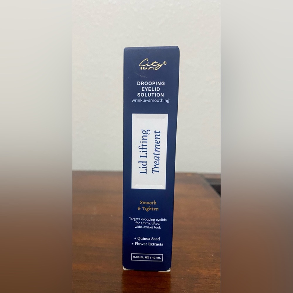 Lid lifting treatment nourishes and energizes the skin to lift & firm eyelids